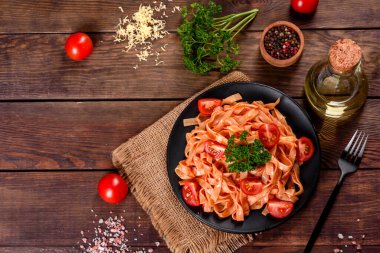 Esmer arka planda baharat ve otlarla domates soslu lezzetli taze macun. Akdeniz mutfağı