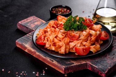 Esmer arka planda baharat ve otlarla domates soslu lezzetli taze macun. Akdeniz mutfağı