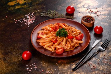 Esmer arka planda baharat ve otlarla domates soslu lezzetli taze macun. Akdeniz mutfağı