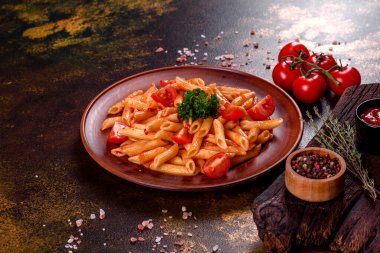 Esmer arka planda baharat ve otlarla domates soslu lezzetli taze macun. Akdeniz mutfağı