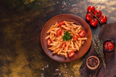 Esmer arka planda baharat ve otlarla domates soslu lezzetli taze macun. Akdeniz mutfağı