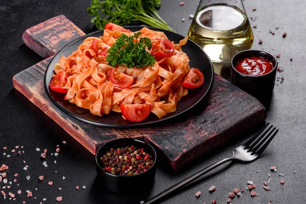 Deliziosa Pasta Fresca Con Salsa Pomodoro Con Spezie Erbe Sfondo — Foto Stock