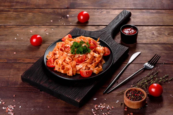 Deliziosa Pasta Fresca Con Salsa Pomodoro Con Spezie Erbe Sfondo — Foto Stock