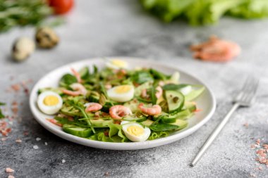 Karidesli salata, avokado, salatalık, kabak tohumu ve zeytinyağlı keten tohumu. Sağlıklı Yemek Tabağı