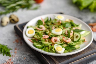 Karidesli salata, avokado, salatalık, kabak tohumu ve zeytinyağlı keten tohumu. Sağlıklı Yemek Tabağı