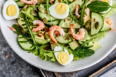Karidesli salata, avokado, salatalık, kabak tohumu ve zeytinyağlı keten tohumu. Sağlıklı Yemek Tabağı