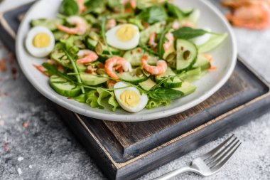 Karidesli salata, avokado, salatalık, kabak tohumu ve zeytinyağlı keten tohumu. Sağlıklı Yemek Tabağı