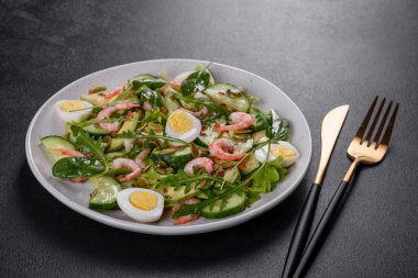 Karidesli salata, avokado, salatalık, kabak tohumu ve zeytinyağlı keten tohumu. Sağlıklı Yemek Tabağı