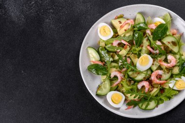 Karidesli salata, avokado, salatalık, kabak tohumu ve zeytinyağlı keten tohumu. Sağlıklı Yemek Tabağı