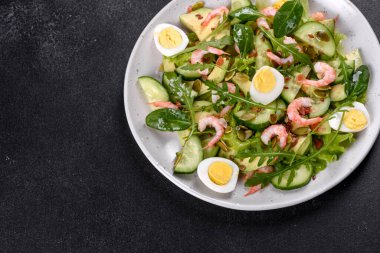 Karidesli salata, avokado, salatalık, kabak tohumu ve zeytinyağlı keten tohumu. Sağlıklı Yemek Tabağı