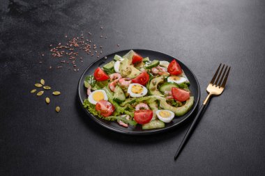 Karidesli salata, avokado, salatalık, kabak tohumu ve zeytinyağlı keten tohumu. Sağlıklı Yemek Tabağı