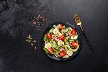 Karidesli salata, avokado, salatalık, kabak tohumu ve zeytinyağlı keten tohumu. Sağlıklı Yemek Tabağı