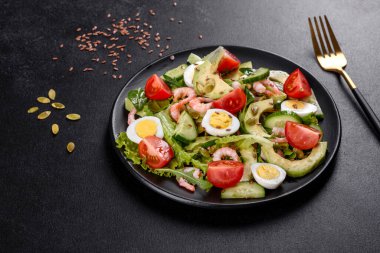 Karidesli salata, avokado, salatalık, kabak tohumu ve zeytinyağlı keten tohumu. Sağlıklı Yemek Tabağı