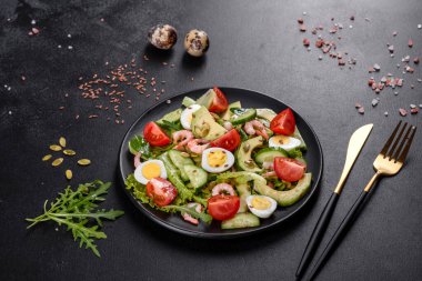 Karidesli salata, avokado, salatalık, kabak tohumu ve zeytinyağlı keten tohumu. Sağlıklı Yemek Tabağı