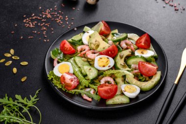 Karidesli salata, avokado, salatalık, kabak tohumu ve zeytinyağlı keten tohumu. Sağlıklı Yemek Tabağı