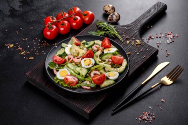 Karidesli salata, avokado, salatalık, kabak tohumu ve zeytinyağlı keten tohumu. Sağlıklı Yemek Tabağı