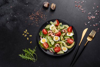 Karidesli salata, avokado, salatalık, kabak tohumu ve zeytinyağlı keten tohumu. Sağlıklı Yemek Tabağı