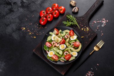 Karidesli salata, avokado, salatalık, kabak tohumu ve zeytinyağlı keten tohumu. Sağlıklı Yemek Tabağı