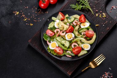 Karidesli salata, avokado, salatalık, kabak tohumu ve zeytinyağlı keten tohumu. Sağlıklı Yemek Tabağı