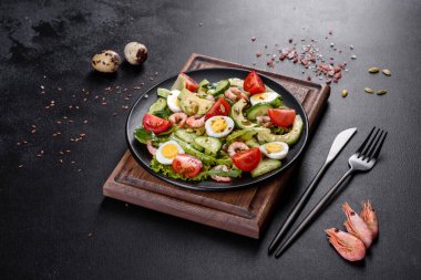 Karidesli salata, avokado, salatalık, kabak tohumu ve zeytinyağlı keten tohumu. Sağlıklı Yemek Tabağı