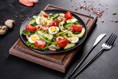 Karidesli salata, avokado, salatalık, kabak tohumu ve zeytinyağlı keten tohumu. Sağlıklı Yemek Tabağı