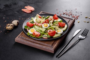 Karidesli salata, avokado, salatalık, kabak tohumu ve zeytinyağlı keten tohumu. Sağlıklı Yemek Tabağı
