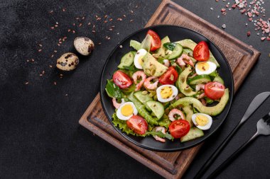 Karidesli salata, avokado, salatalık, kabak tohumu ve zeytinyağlı keten tohumu. Sağlıklı Yemek Tabağı