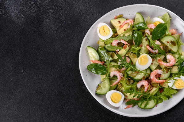 Karidesli salata, avokado, salatalık, kabak tohumu ve zeytinyağlı keten tohumu. Sağlıklı Yemek Tabağı