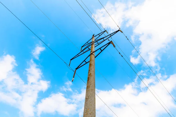 Línea Transmisión Alto Voltaje Con Soportes Hormigón Fondo Del Cielo —  Fotos de Stock