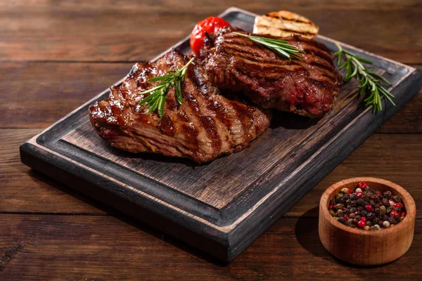 Bistecca Manzo Fresca Succosa Uno Sfondo Scuro Piatto Carne Con — Foto Stock