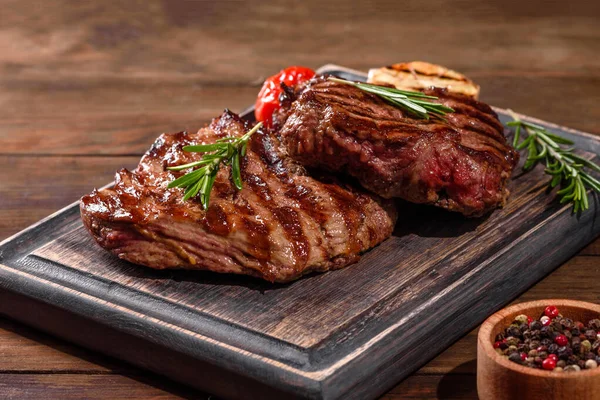 Bistecca Manzo Fresca Succosa Uno Sfondo Scuro Piatto Carne Con — Foto Stock