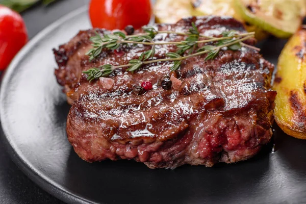 Bife Carne Delicioso Suculento Fresco Fundo Escuro Prato Carne Com — Fotografia de Stock