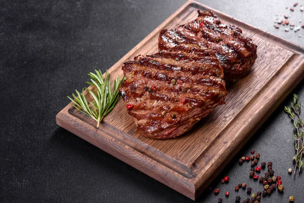 Délicieux Steak Boeuf Juteux Frais Sur Fond Sombre Plat Viande — Photo