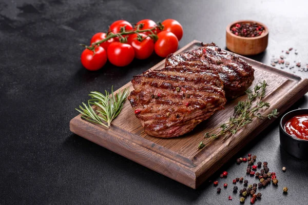 Bistecca Manzo Fresca Succosa Uno Sfondo Scuro Piatto Carne Con — Foto Stock