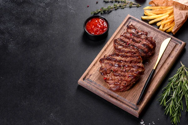 Frisch Saftiges Köstliches Rindersteak Auf Dunklem Hintergrund Fleischgericht Mit Gewürzen — Stockfoto