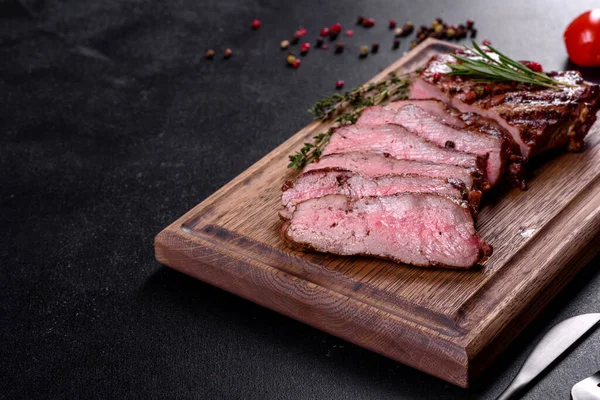 Steak Sapi Segar Yang Lezat Dengan Latar Belakang Gelap Hidangan — Stok Foto