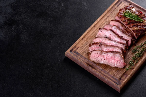 배경에 신선하고 쇠고기 스테이크가 향신료와 식물로 요리를 — 스톡 사진