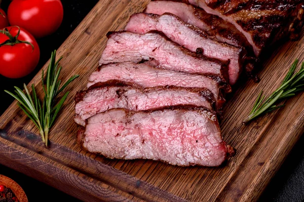 Fresco Jugoso Filete Res Delicioso Sobre Fondo Oscuro Plato Carne —  Fotos de Stock