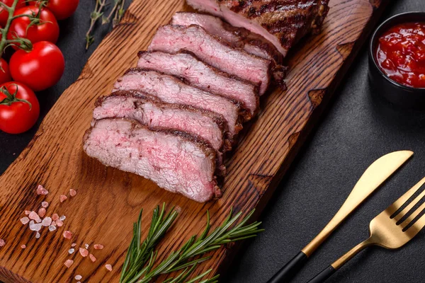 Steak Sapi Segar Yang Lezat Dengan Latar Belakang Gelap Hidangan — Stok Foto