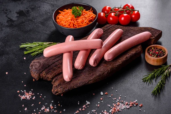 Leckere Frisch Gekochte Würstchen Mit Gemüse Und Gewürzen Auf Dunklem — Stockfoto