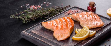 Izgarada pişmiş lezzetli taze kırmızı balık. Omega kaynağı, sağlıklı yiyecekler.