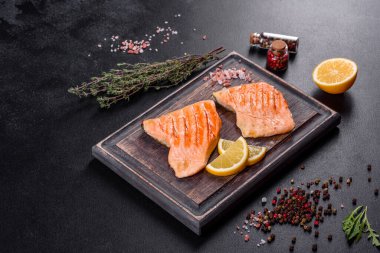 Izgarada pişmiş lezzetli taze kırmızı balık. Omega kaynağı, sağlıklı yiyecekler.