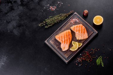 Izgarada pişmiş lezzetli taze kırmızı balık. Omega kaynağı, sağlıklı yiyecekler.