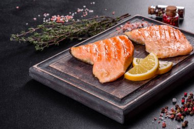 Izgarada pişmiş lezzetli taze kırmızı balık. Omega kaynağı, sağlıklı yiyecekler.