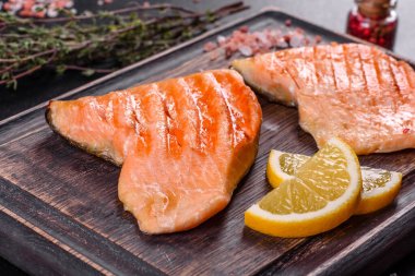 Izgarada pişmiş lezzetli taze kırmızı balık. Omega kaynağı, sağlıklı yiyecekler.