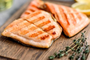 Izgarada pişmiş lezzetli taze kırmızı balık. Omega kaynağı, sağlıklı yiyecekler.