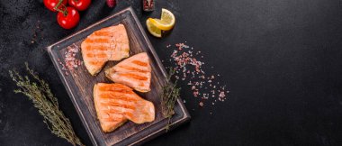 Izgarada pişmiş lezzetli taze kırmızı balık. Omega kaynağı, sağlıklı yiyecekler.