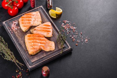 Izgarada pişmiş lezzetli taze kırmızı balık. Omega kaynağı, sağlıklı yiyecekler.