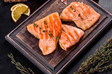 Izgarada pişmiş lezzetli taze kırmızı balık. Omega kaynağı, sağlıklı yiyecekler.