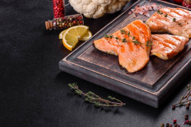 Izgarada pişmiş lezzetli taze kırmızı balık. Omega kaynağı, sağlıklı yiyecekler.